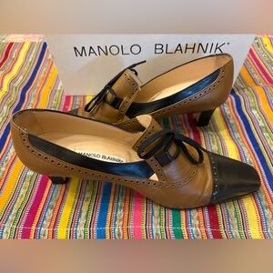 MANOLO BLAHNIK “Neoto “ 2 tone brown pumps with bow detail. CLASSIC sz 9.5